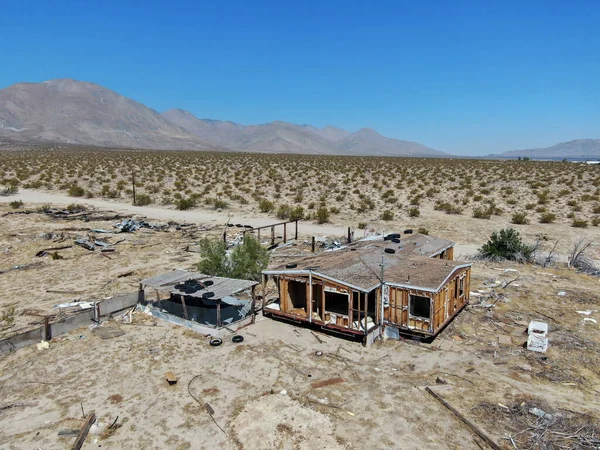 Vista aérea de casas abandonadas e trailer de campista no meio do deserto — Fotografia de Stock