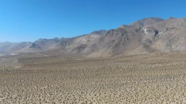 Kaliforniya Mojave Çölü 'nde, Ridgecrest yakınlarında mavi gökyüzünün altındaki çöl manzarası.. 