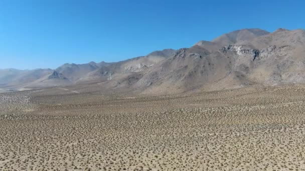 Vista aérea das colinas do deserto sob o céu azul no deserto de Californias Mojave, perto de Ridgecrest. — Vídeo de Stock