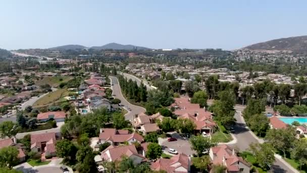 Αεροφωτογραφία της μεσαίας τάξης γειτονιά με κατοικημένη κοινότητα, Νότια Καλιφόρνια — Αρχείο Βίντεο