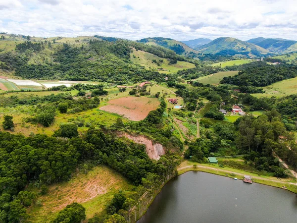 Vista aérea del valle con lago, bosque y villa en el país tropical —  Fotos de Stock