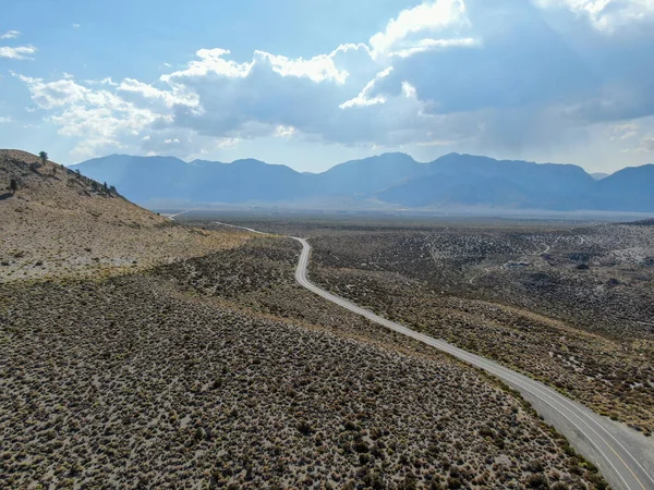Vista aérea da estrada de asfalto no meio da terra seca empoeirada do deserto em Lee Vining — Fotografia de Stock