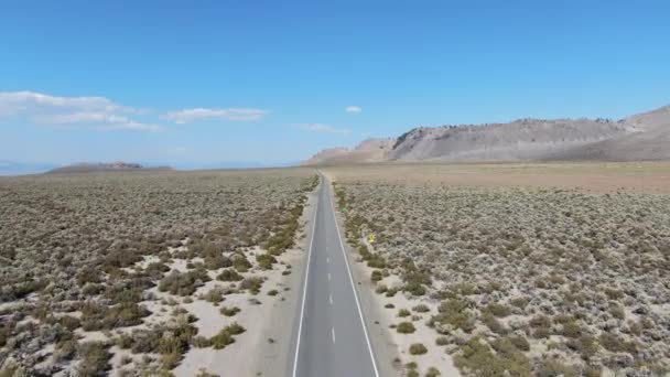 Aerial view of asphalt road in the middle of dusty dry desert land in Lee Vining — Stock Video