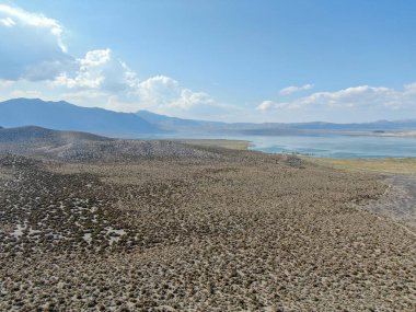 Mono Gölü 'nün arka planında Mono County' nin olduğu tozlu çöl manzarası.