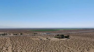 Kaliforniya çölünde, Ridgecrest yakınlarında mavi gökyüzünün altındaki çöl manzarası.. 