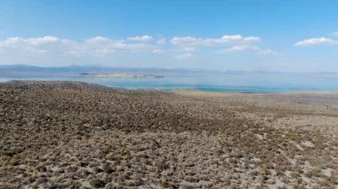 Mono Gölü 'nün arka planında Mono County' nin olduğu tozlu çöl manzarası.