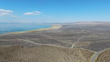 Mono Gölü 'nün arka planında Mono County' nin olduğu tozlu çöl manzarası.
