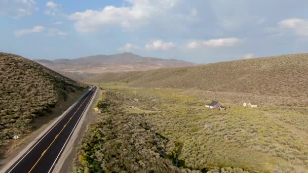 Luchtfoto van de schilderachtige weg in het midden van de groene woestijn vallei in Mono County — Stockvideo