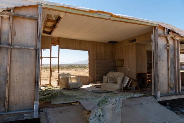 Casas abandonadas e trailer de campista no meio do deserto — Fotografia de Stock