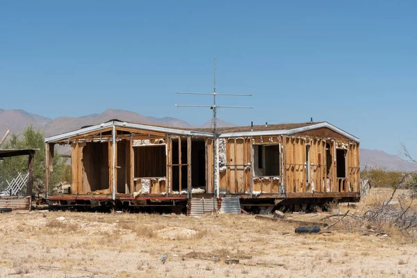 Casas abandonadas e trailer de campista no meio do deserto — Fotografia de Stock