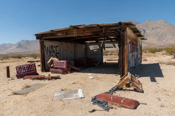 Casas abandonadas e trailer de campista no meio do deserto — Fotografia de Stock