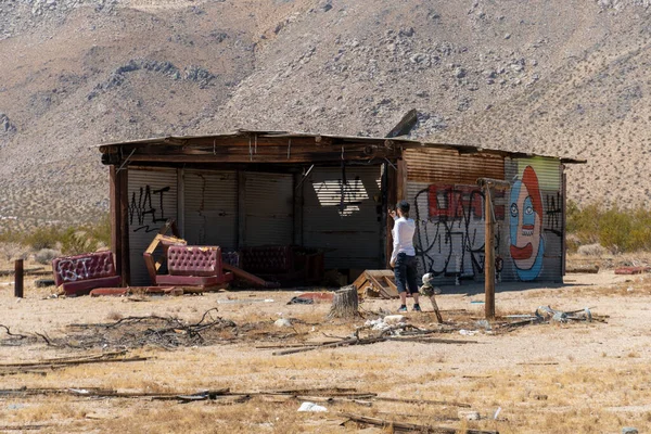 Casas abandonadas e trailer de campista no meio do deserto — Fotografia de Stock