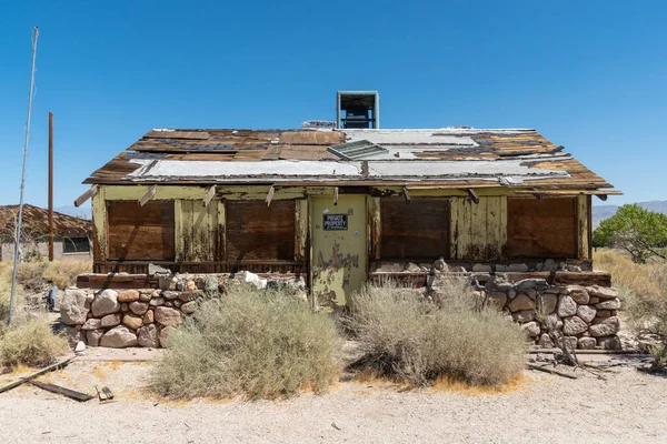 Casas abandonadas y caravana en medio del desierto — Foto de Stock