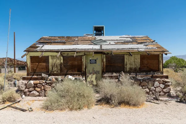 Maisons abandonnées et caravane de camping-car au milieu du désert — Photo