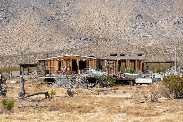 Casas abandonadas y caravana en medio del desierto — Foto de Stock