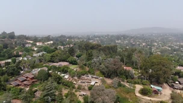 Niebla gruesa y niebla sobre San Diego debido a incendios forestales en California. — Vídeos de Stock