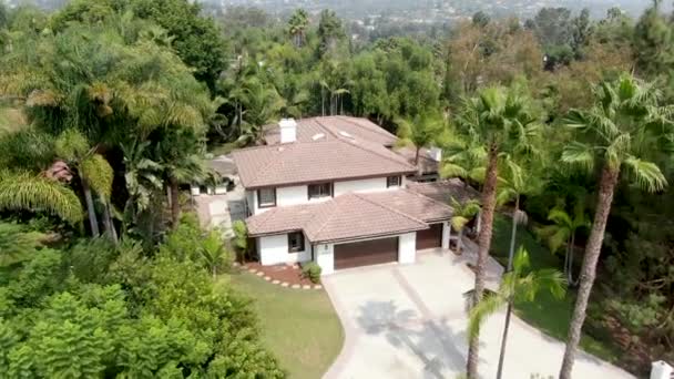 Luftaufnahme einer großräumigen wohlhabenden Wohnvilla mit Pool — Stockvideo