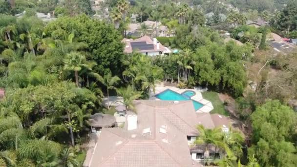 Veduta aerea di una ricca villa residenziale su larga scala con piscina — Video Stock