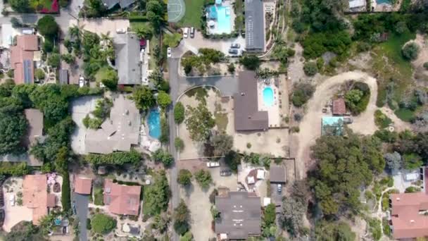 Vista aérea de moradia residencial rica em grande escala com piscina — Vídeo de Stock