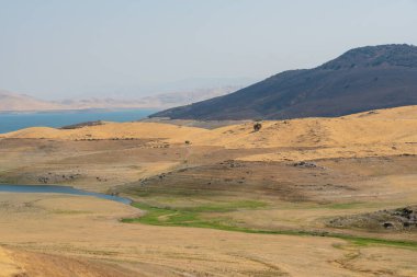 Kurak ve sıcak mevsimde San Luis Barajı, Kaliforniya, ABD