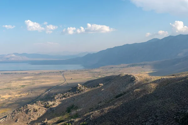 The San Luis Reservoir during dry and hot season, Καλιφόρνια, ΗΠΑ — Φωτογραφία Αρχείου