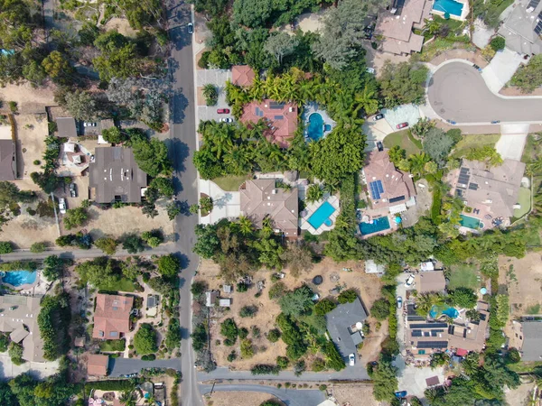 Büyük ölçekli zengin yüzme havuzlu bir villanın havadan görünüşü — Stok fotoğraf