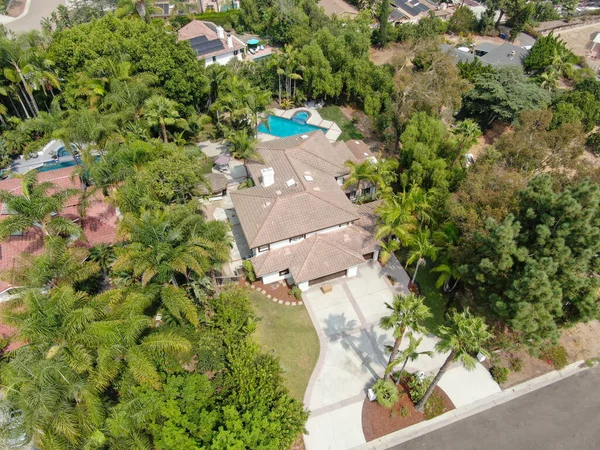 Veduta aerea di una ricca villa residenziale su larga scala con piscina — Foto Stock