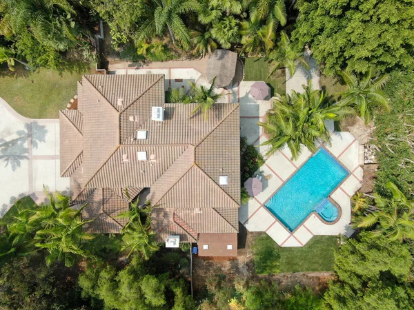 Aerial view of large-scale wealthy residential villa with swimming pool — Stock Photo, Image