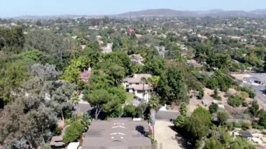 Güney Kaliforniya 'da geniş ölçekli zengin konutların havadan görünüşü