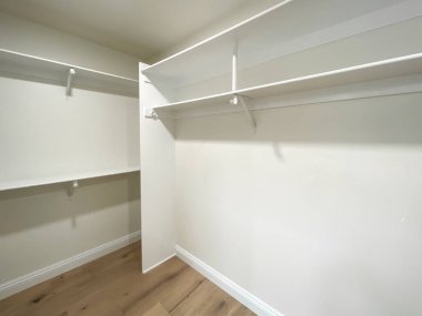 Büyük, boş soyunma odası.