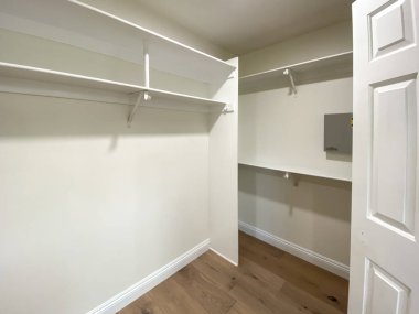 Büyük, boş soyunma odası.