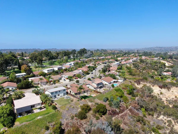 Luchtfoto van de buitenwijk met residentiële villa in Zuid-Californië — Stockfoto