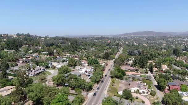 Ilmakuva laajamittaisesta varakkaasta asuinhuvilasta Etelä-Kaliforniassa — kuvapankkivideo
