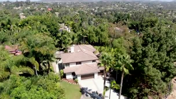 Вид с воздуха на большие богатые жилые виллы с бассейном — стоковое видео