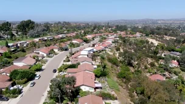 Vue aérienne de la banlieue résidentielle avec villas au sommet de la falaise — Video