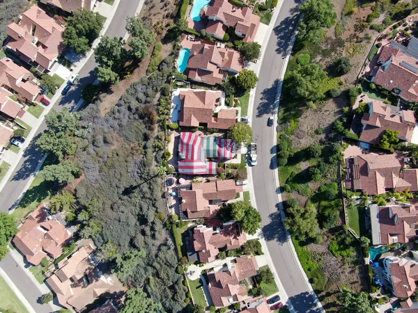 Bovenaanzicht vanuit de lucht van residentiële villa bedekt met een rode tent, terwijl ze worden ontsmet voor termieten. — Stockfoto