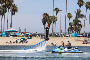 Flyboard 'da uçan bir adam... Hidroflorik ışık. 