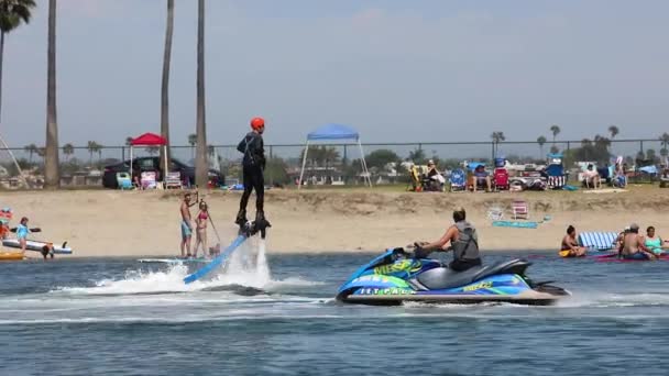 Homme volant survolant un Flyboard - hydroflighting — Video