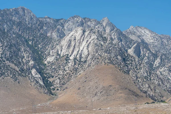 美国加利福尼亚州Ridgecrest沙漠中白雪覆盖的高山 — 图库照片
