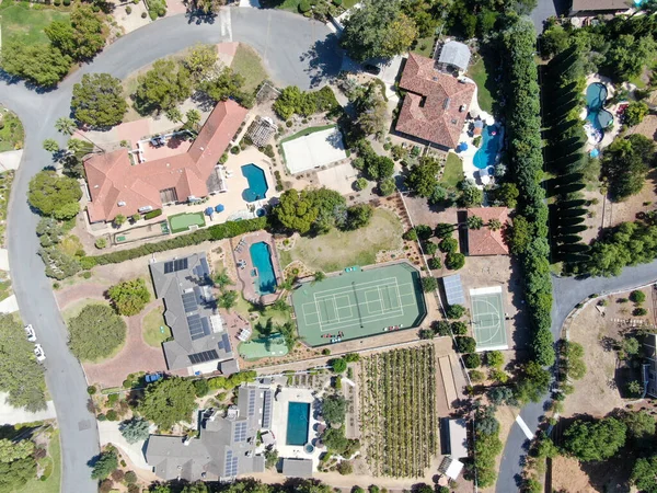 Aerial top view of Encinitas town with large rich villa and swimming pool — Stock Photo, Image