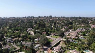 Geniş villalı ve yüzme havuzlu Encinitas şehrinin havadan görünüşü