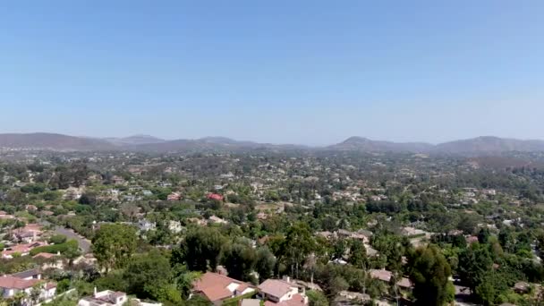 Flygfoto över Encinitas stad med stor villa och pool — Stockvideo