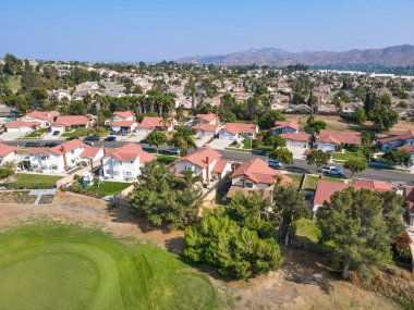 Güney Kaliforniya 'daki evlerin havadan görünüşü, Corona' da golfle çevrili.