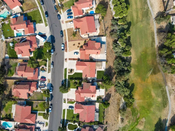 Vzdušný výhled na domy jižní Kalifornie ve vnitrozemí města Corona — Stock fotografie