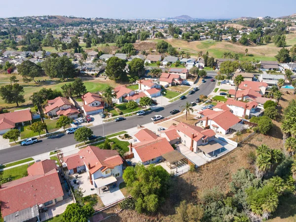 Vista aérea de las casas del sur de California en la ciudad interior Corona — Foto de Stock