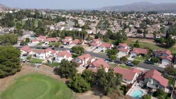 Αεροφωτογραφία της Νότιας Καλιφόρνιας σπίτια που περιβάλλεται από γκολφ στην ενδοχώρα της πόλης Corona — Αρχείο Βίντεο