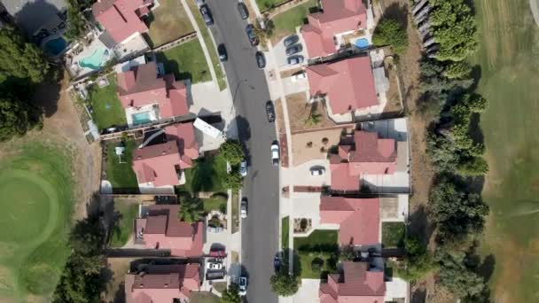 Vista aérea de las casas del sur de California en la ciudad interior Corona — Vídeos de Stock