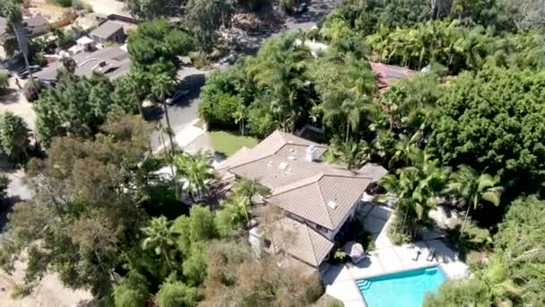 Aerial of large expensive mansion with swimming pool in South California — Stock Video