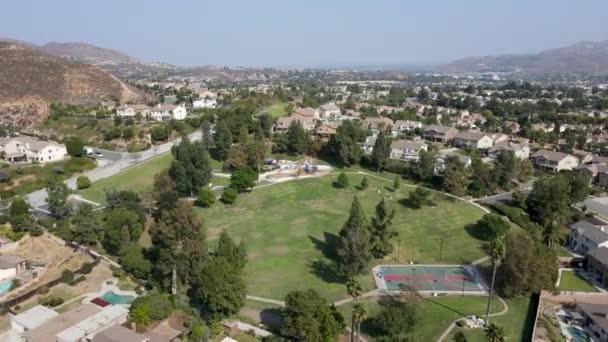 Letecký pohled na vily obklopené zelenými golfovými hřišti ve městě Corona. — Stock video