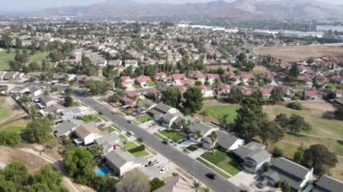 Corona şehrinde yeşil golf sahalarıyla çevrili villaların hava manzarası..